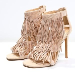BNIB Steve Madden Fringly in Blush, size 8.5